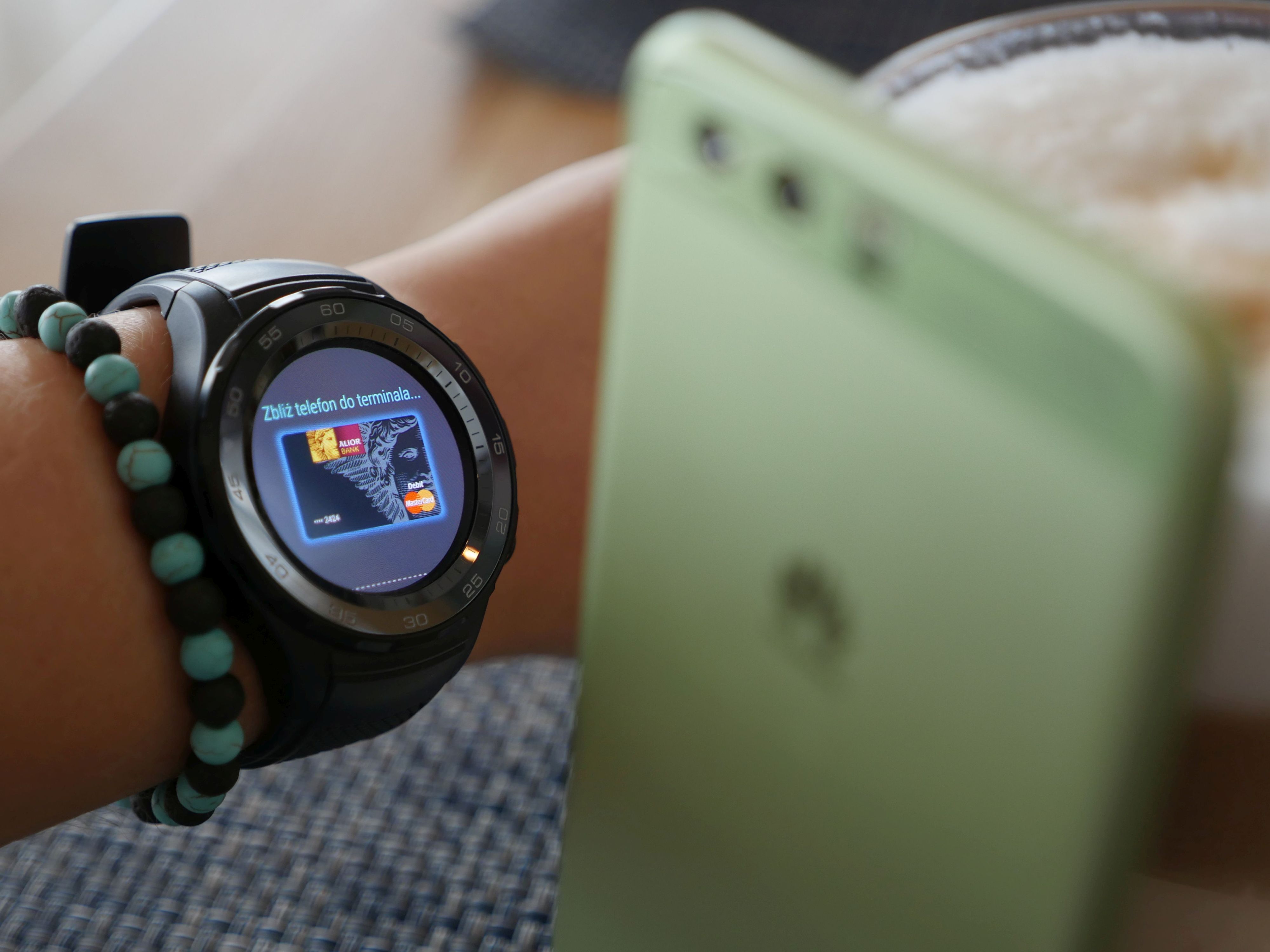 Galaxy watch оплата. Хуавей вотч 4. Хуавей вотч с наушниками. Wear os смарт часы. Huawei watch Wear os.