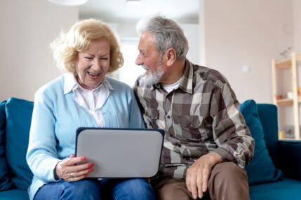 dziadek babcia seniorzy laptop komputer tablet