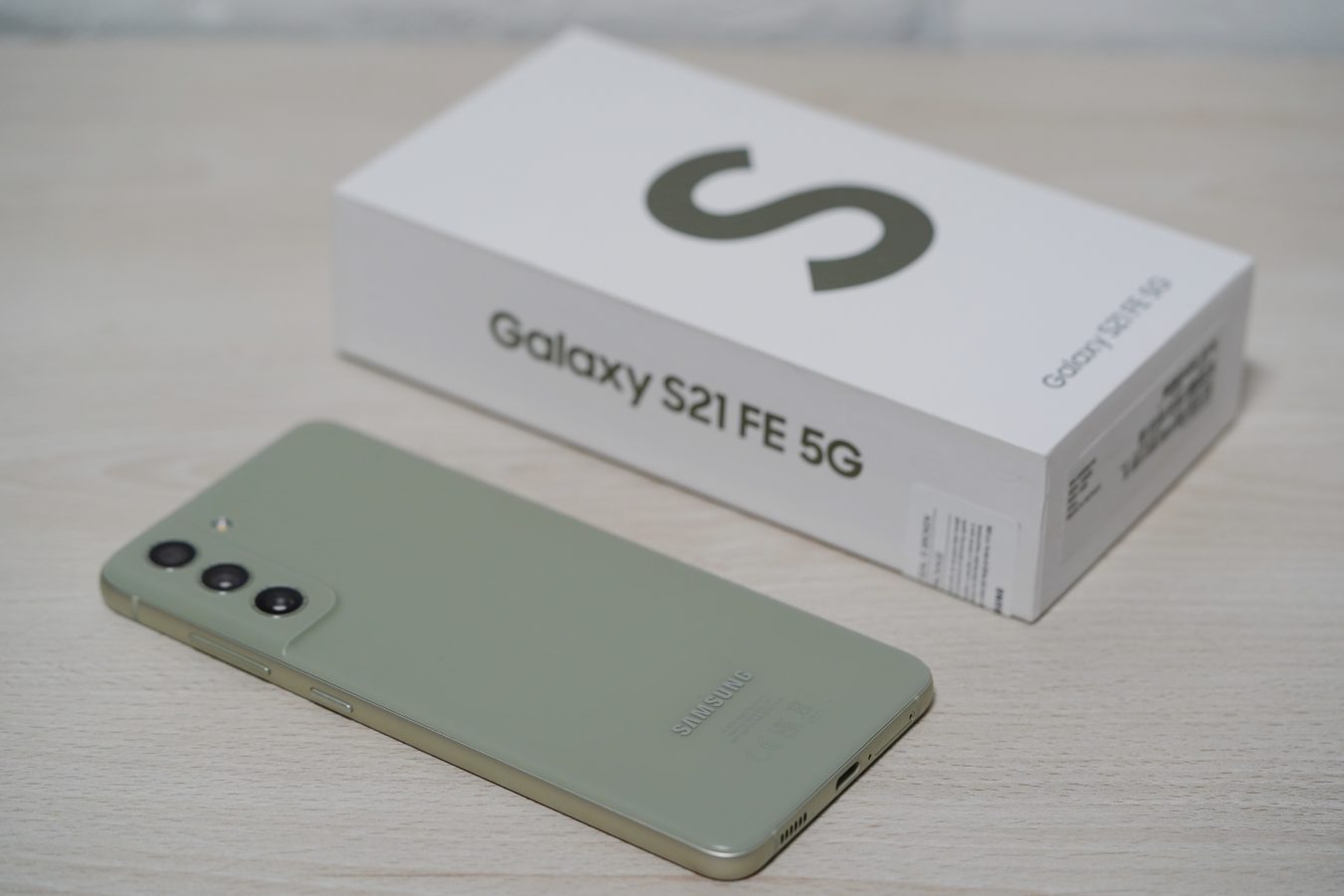 smartfon Samsung Galaxy S21 FE fot. Tabletowo.pl