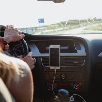 kobieta woman car samochód kierowca kierowczyni driver Apple iPhone smartfon smartphone