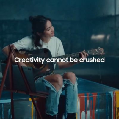 Reklama Samsunga - kobieta gra na gitarze