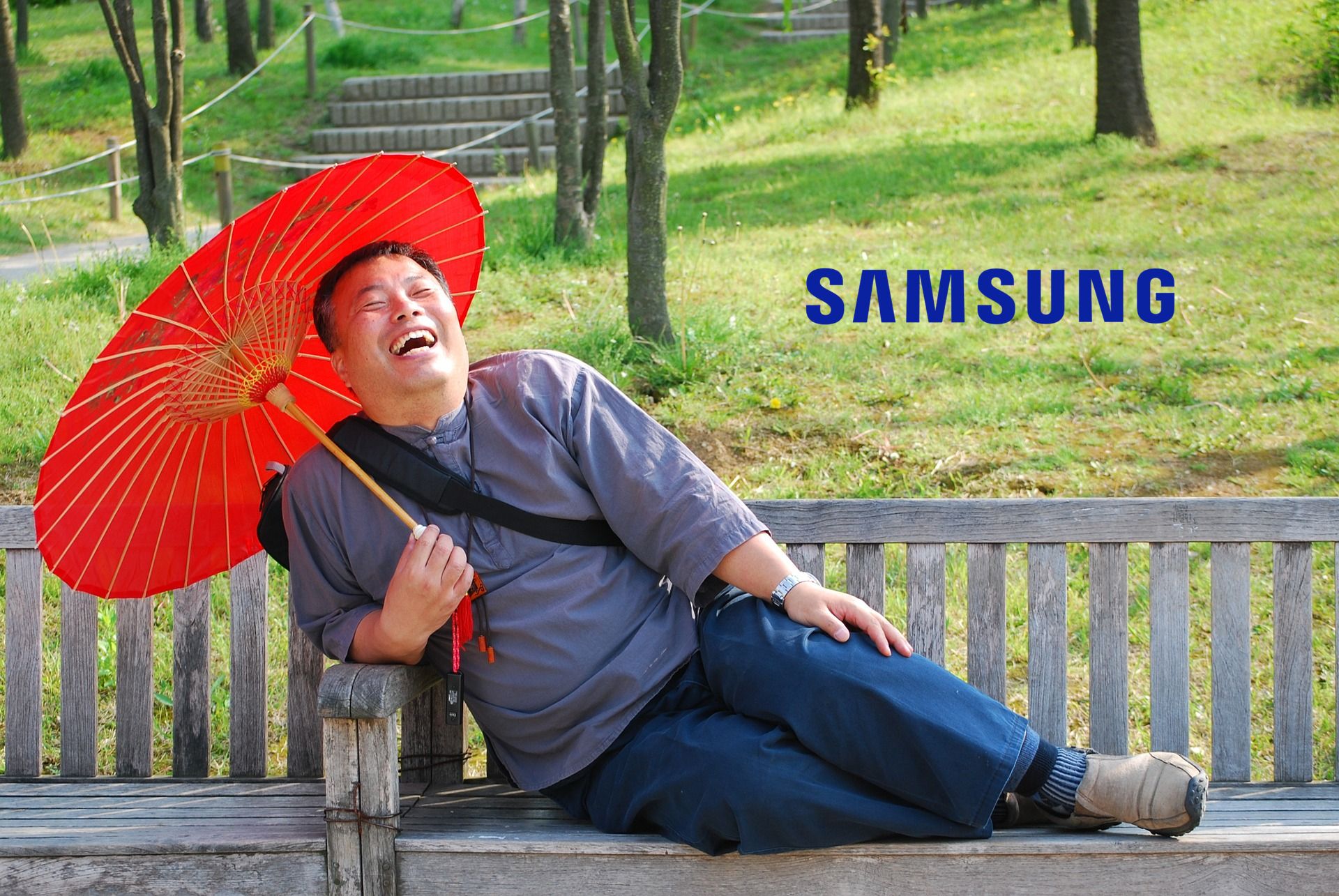 asian korean man laughing śmiech mężczyzna samsung logo