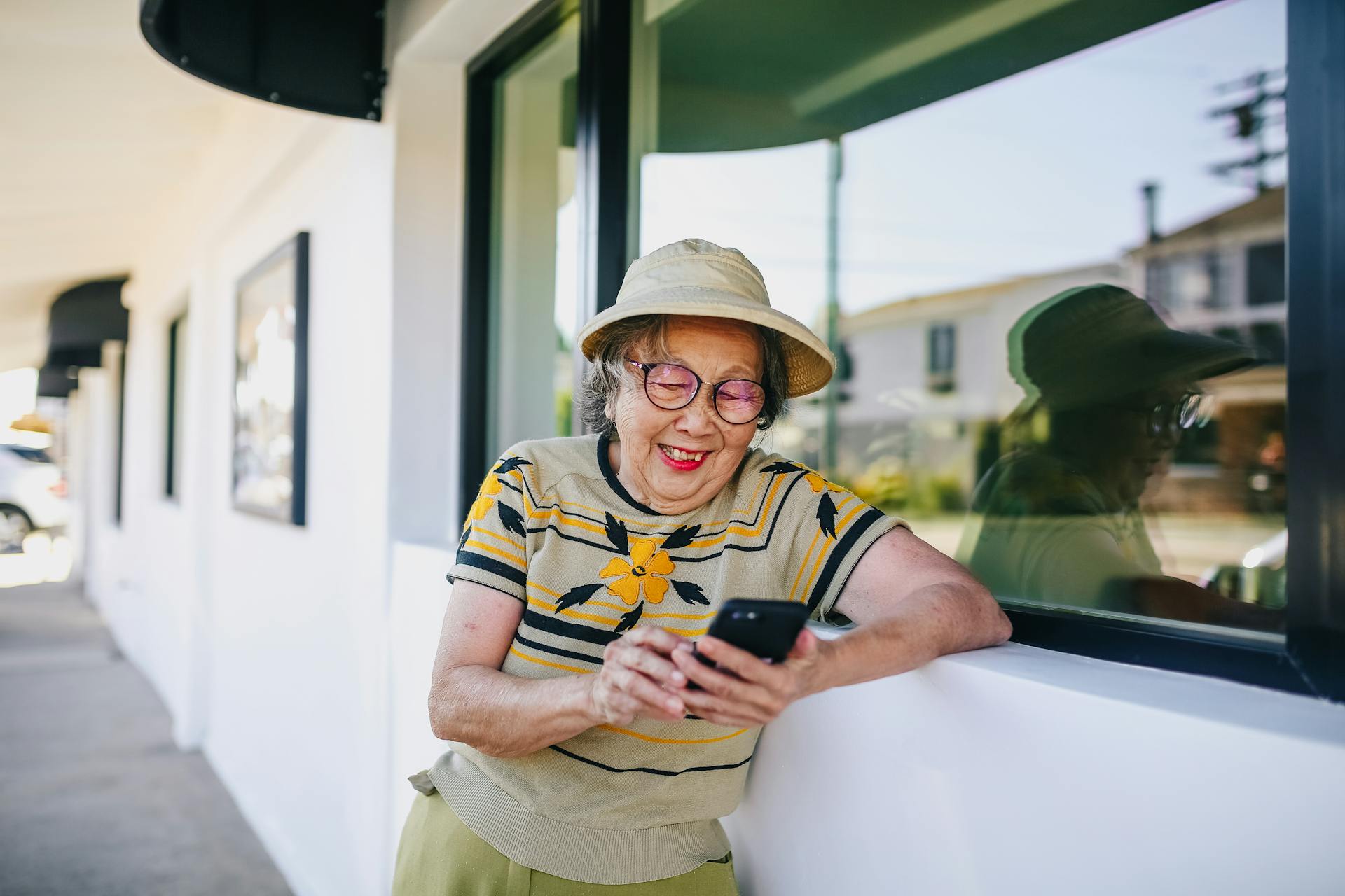 seniorka podróże smartfon